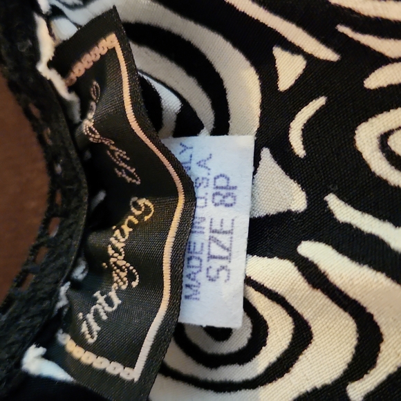 Intriguing threads , Black/ white design Skirt 8 Petite - Picture 3 of 7